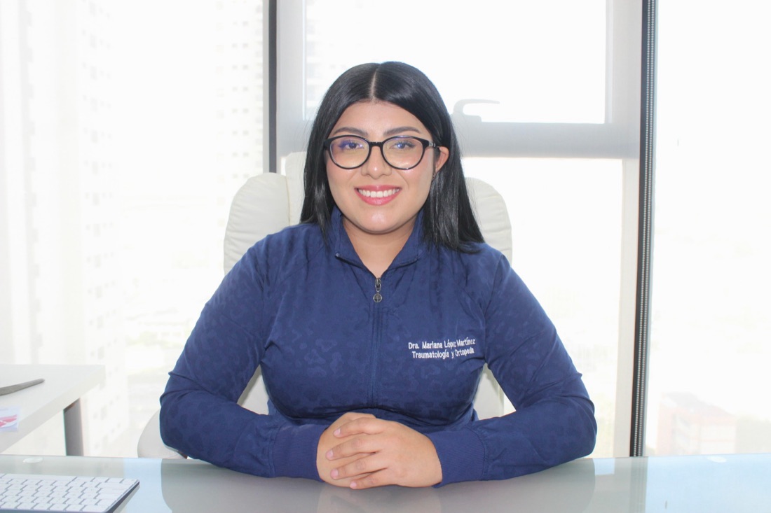 Dra. Mariana López Martínez, traumatóloga y ortopedista, en su consultorio